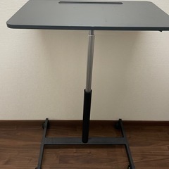 上下する机の画像
