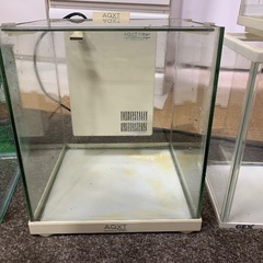 水槽4個セット　一個は濾過がついてますの画像