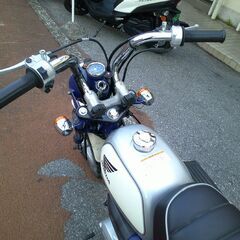 NO.5485　モンキー （Ｍｏｎｋｅｙ）　ＡＢ２７　４サイクル　ＦＩ車　クラッチ付き４速ミッション　シルバー／ホワイト　 ☆彡の画像