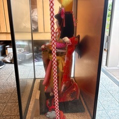 ガラスケース入り人形の画像