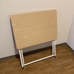 折りたたみ机の画像