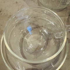 ガラスのポットとカップアンドソーサーの画像