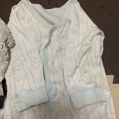 まもなく処分　長袖肌着２枚　80サイズの画像