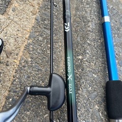 釣りセット（竿2本、ルアー、サビキ、オモリ、ハサミ）の画像