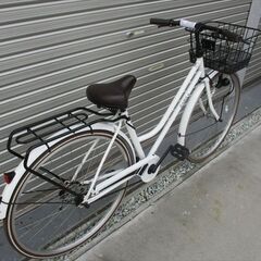 E630★限定特価★ 中古自転車 【27インチ　軽快車　ホワイト　CASULY　LEDオートライト 】の画像