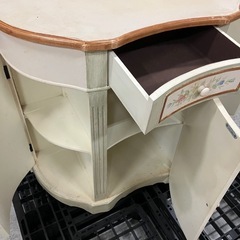 アンティーク風キャビネットの画像