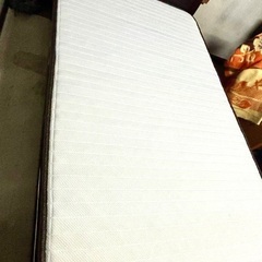 綺麗なセミダブルベッド用のマットレスのみになります、の画像