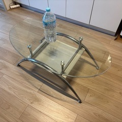 ガラス製ローテーブルの画像