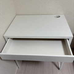IKEA デスクテーブルの画像