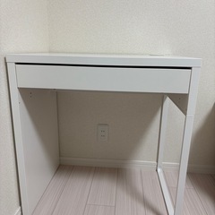 IKEA デスクテーブルの画像