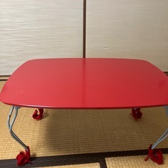赤いテーブルの画像