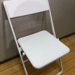  折りたたみチェア ホワイト スチールフレーム 軽量 コンパクト 省スペース収納 パイプ椅子 ミーティングチェア シンプルデザイン 251026-7の画像