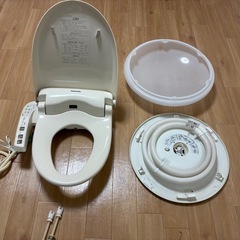 照明器具と温水便座のセットの画像