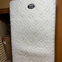 セミダブルのベッドマットの画像