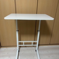 ホワイトデスク キャスター付きの画像