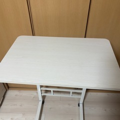 ホワイトデスク キャスター付きの画像