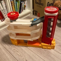 TOMICA🔴スパイラルエレベータの立体駐車場の画像