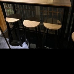 木目調のテーブルとハイチェアの画像