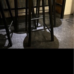 木目調のテーブルとハイチェアの画像