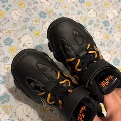 子供冬シューズ19.5cm 暖かい撥水加工　黒系　裏毛つき 　の画像