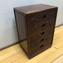 葡萄唐草彫刻 木製五段チェスト 小引き出し 和風収納 アンティーク調 木製家具 書斎 和モダン クラシックインテリア 【糸島市内 送料無料】251026-9の画像