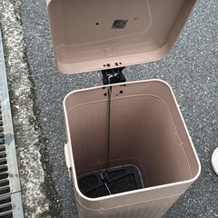 大きなゴミ箱の画像