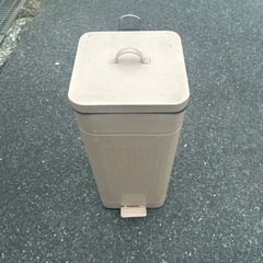 大きなゴミ箱の画像