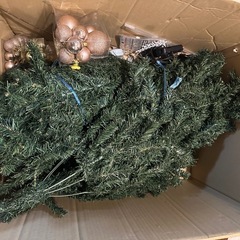 クリスマスツリー（約170cm）少しだけオーナメント付き 🎄 まだ綺麗ですの画像