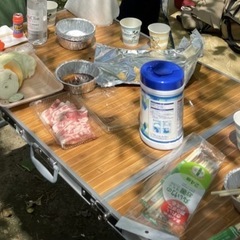 バーベキュー用品　テーブルとコンロの画像