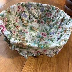 木製サラダボウル5個と花柄バスケットセットとフォークセットの画像