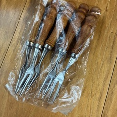木製サラダボウル5個と花柄バスケットセットとフォークセットの画像