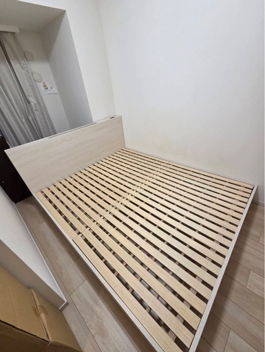 ベッドフレーム　クイーンサイズ