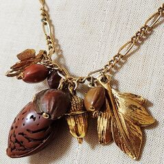 ※木の実＆金色細工が目を惹く、印象的な秋物ネックレス。いかがでしょうか？の画像