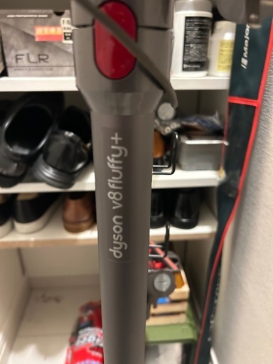 dyson v8 fluffy+ スティッククリーナー本体　スタンド付き