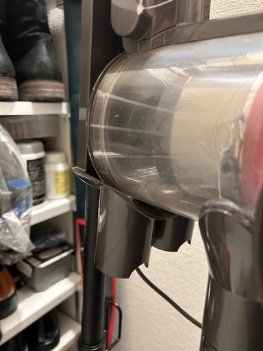 dyson v8 fluffy+ スティッククリーナー本体　スタンド付き