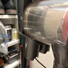 dyson v8 fluffy+ スティッククリーナー本体　スタンド付きの画像