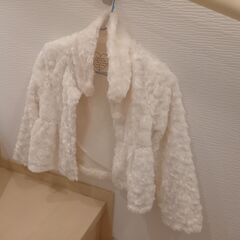 白のフェイクファーのジャケット（130ｃｍ）の画像
