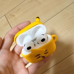 AirPodsとピカチュウケース付 の画像
