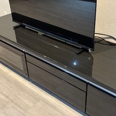 シックな鏡面仕上げテレビローボードの画像