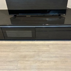 シックな鏡面仕上げテレビローボードの画像
