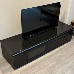 シックな鏡面仕上げテレビローボードの画像