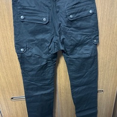 美品ブラックカーゴ
パンツの画像