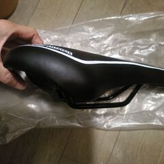 新品未使用クロスバイク用サドル 黒 ブラックの画像
