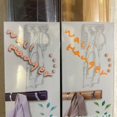 壁にかけられる３連フックの画像