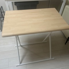 折りたたみテーブルの画像