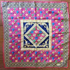 ＆ATELIER VERSACE(アトリエ ヴェルサーチ) シルク100％、艶やかなスカーフ。いかがでしょうか？の画像