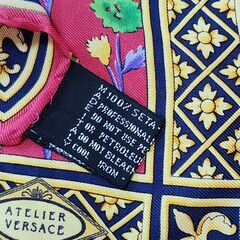 ＆ATELIER VERSACE(アトリエ ヴェルサーチ) シルク100％、艶やかなスカーフ。いかがでしょうか？の画像
