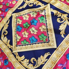 ＆ATELIER VERSACE(アトリエ ヴェルサーチ) シルク100％、艶やかなスカーフ。いかがでしょうか？の画像