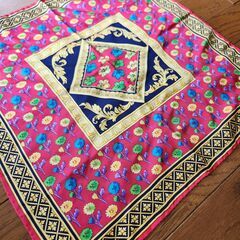 ＆ATELIER VERSACE(アトリエ ヴェルサーチ) シルク100％、艶やかなスカーフ。いかがでしょうか？の画像