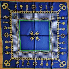 CELINE(セリーヌ) シルク100％。コート感程のアウター感ある大判スカーフ、いかがでしょうか？の画像